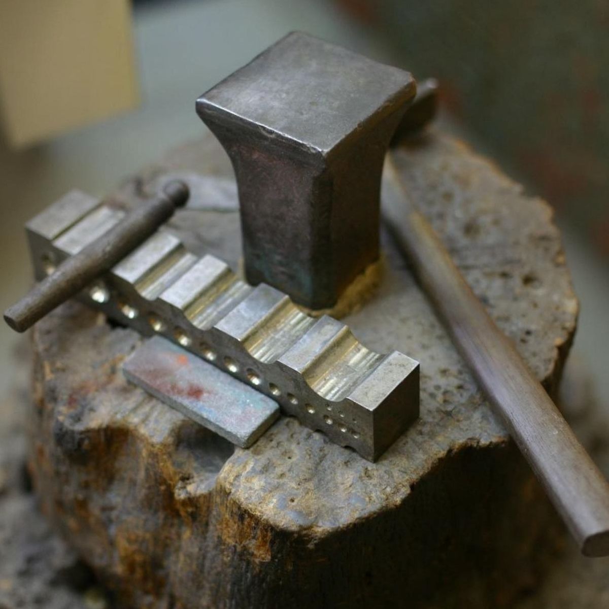 創業者が40年以上ずっと愛用していた金床 創業者が40年以上ずっと愛用していた金床