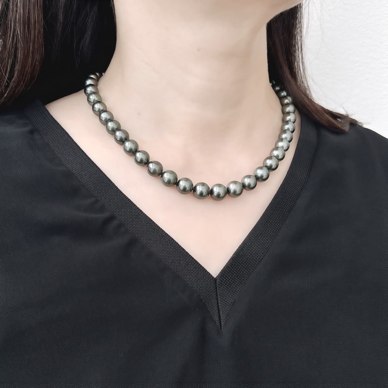 JAPANESE AKOYA PEARL/アコヤ真珠のネックレス 黒真珠のネックレス着用イメージ JAPANESE AKOYA PEARL/アコヤ真珠のネックレス 黒真珠のネックレス着用イメージ