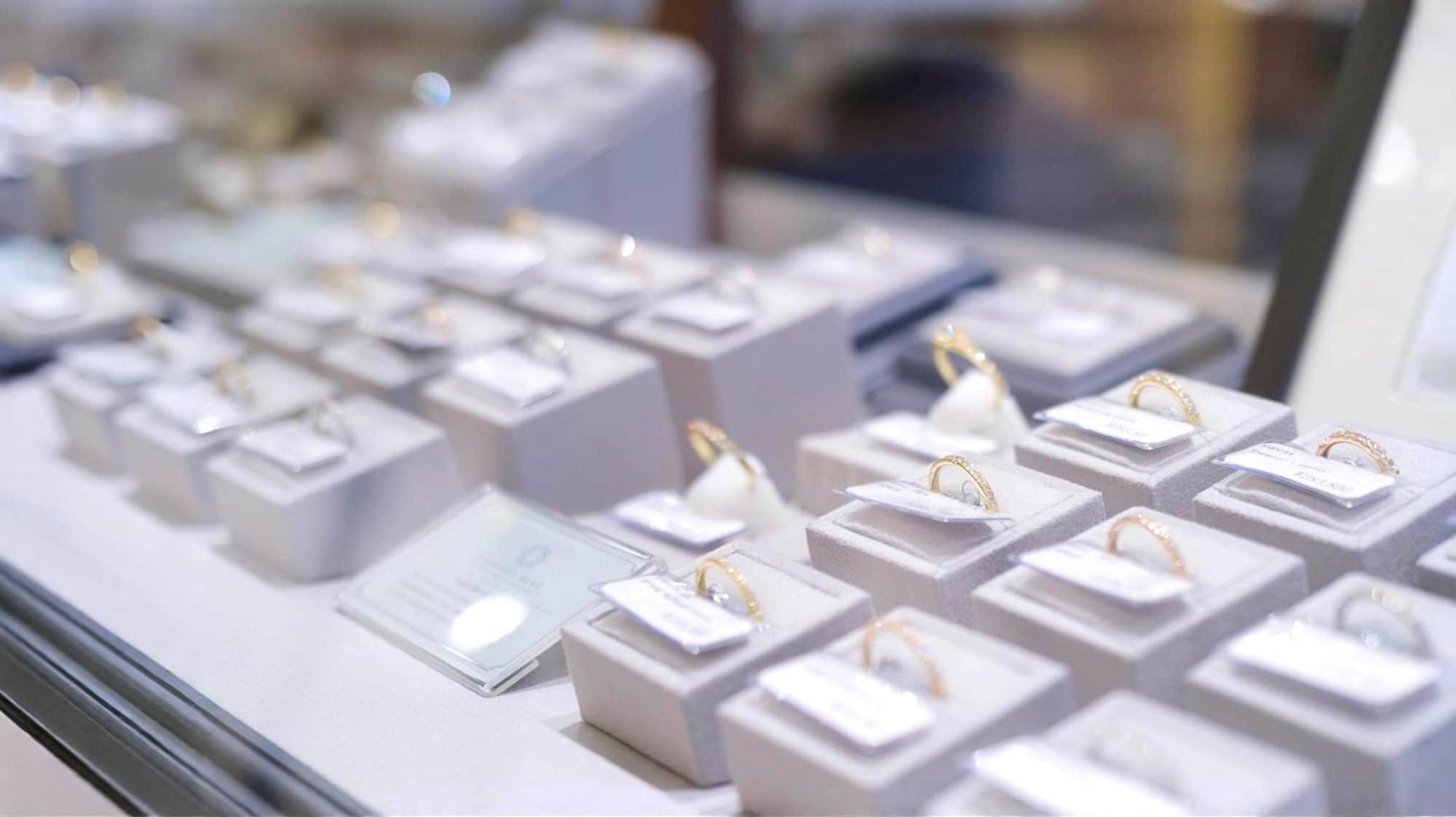 婚約指輪は常時200点以上を展示。そのすべてがサンプルでなく本物のプラチナとダイヤで作られている。