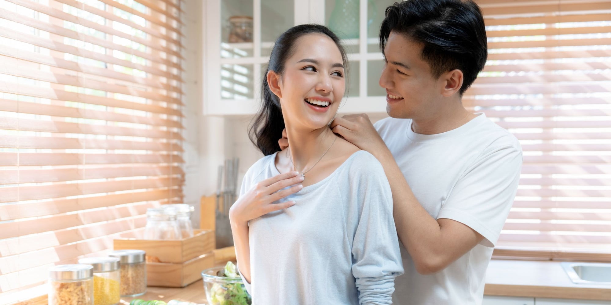 【背中から手をまわし、そっとつけて】 【背中から手をまわし、そっとつけて】